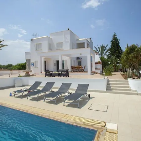 Imagine Renting A With Very Large Pool Protaras 98 Villa