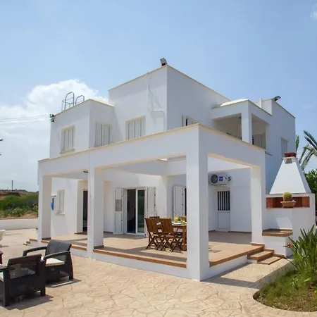 Imagine Renting A With Very Large Pool Protaras 98 فيلة