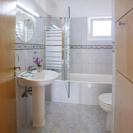 Imagine Renting A With Very Large Pool Protaras 98 باراليمني