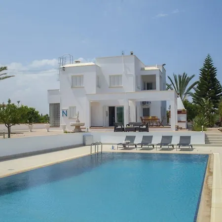 Imagine Renting A With Very Large Pool Protaras 98 فيلة