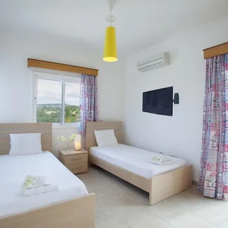 Imagine Renting A With Very Large Pool Protaras 98 باراليمني