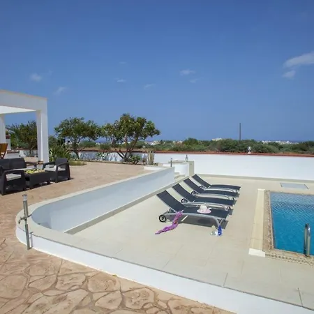 Imagine Renting A With Very Large Pool Protaras 98 فيلة *